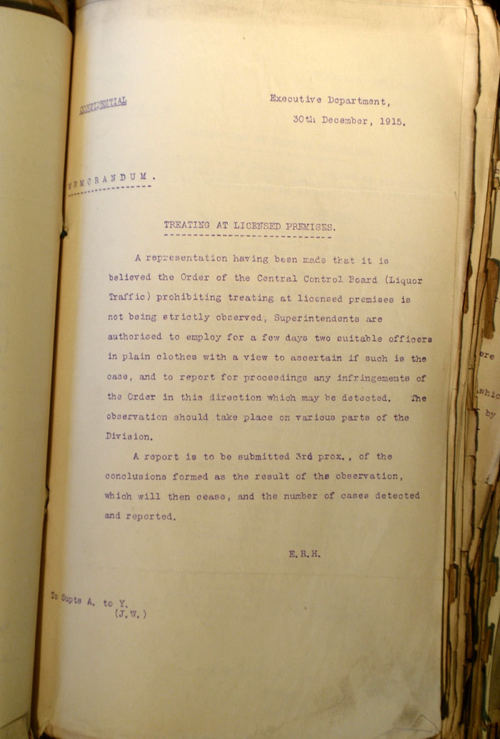Memorandum: Treating at licensed premises, 30th December 1915
