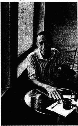 Allan Sealy at Crossword bookshop, Bombay (1998). 
