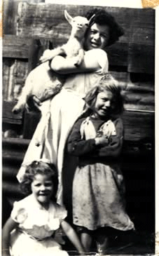 An old black and white image of Gloria with her sisters