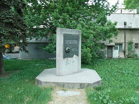 The damaged 1984 memorial