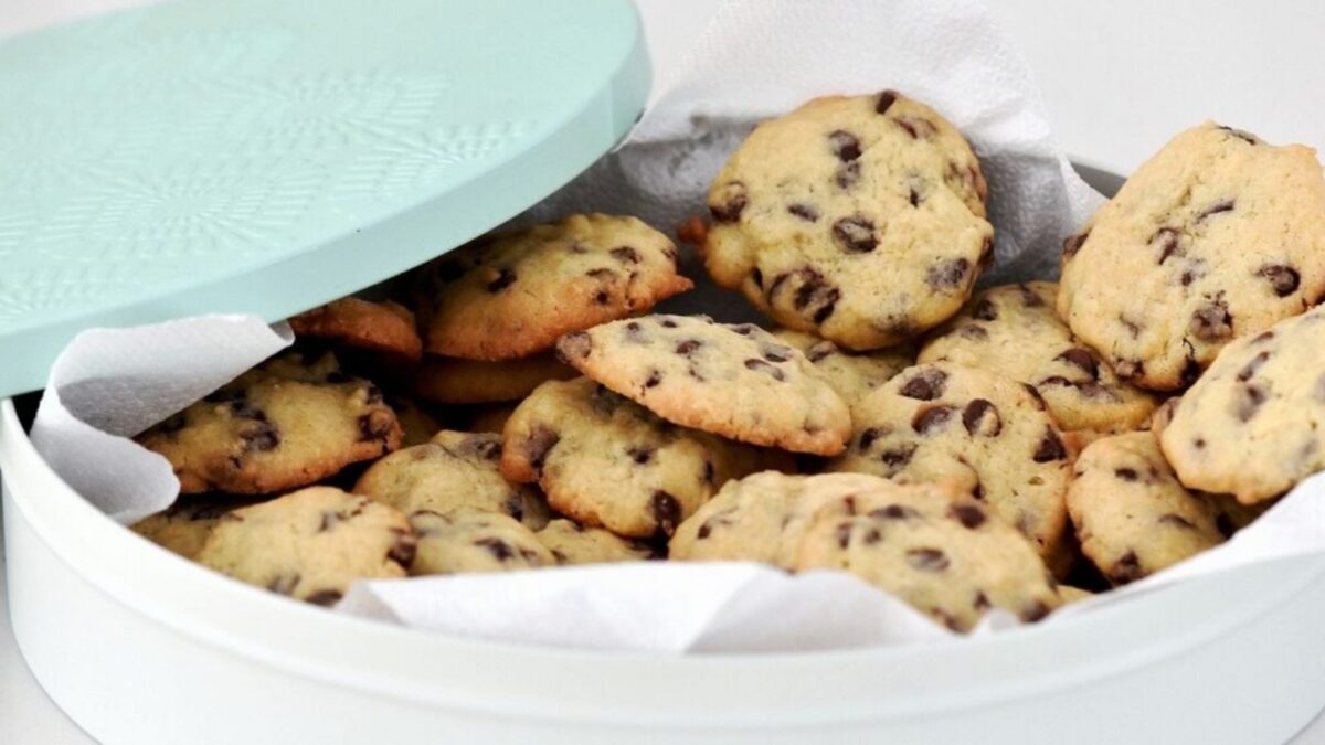 Cookies in a green tin
