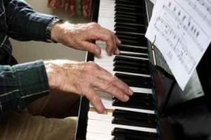Britannia_elderly_pianist_photo
