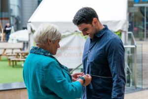 Margaret testing Chris Bavin in the Truth about Obesity