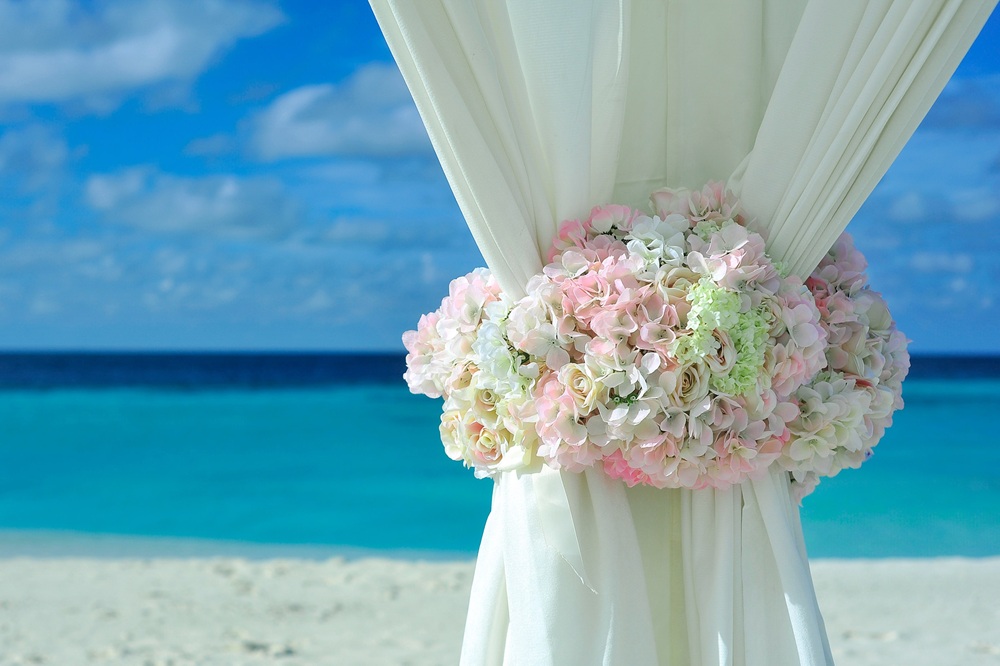 Wedding bouquet in a beach setting (Photo Pixabay)