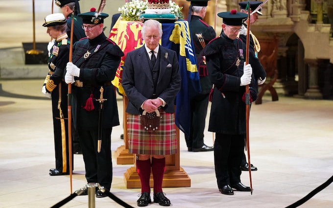 The Queen's children surround her coffin during her lying-in-state