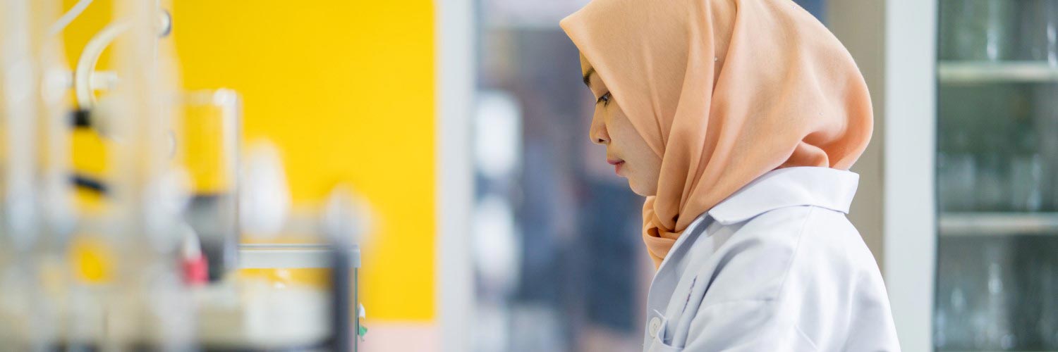 Scientist in hijab working in a laboratory