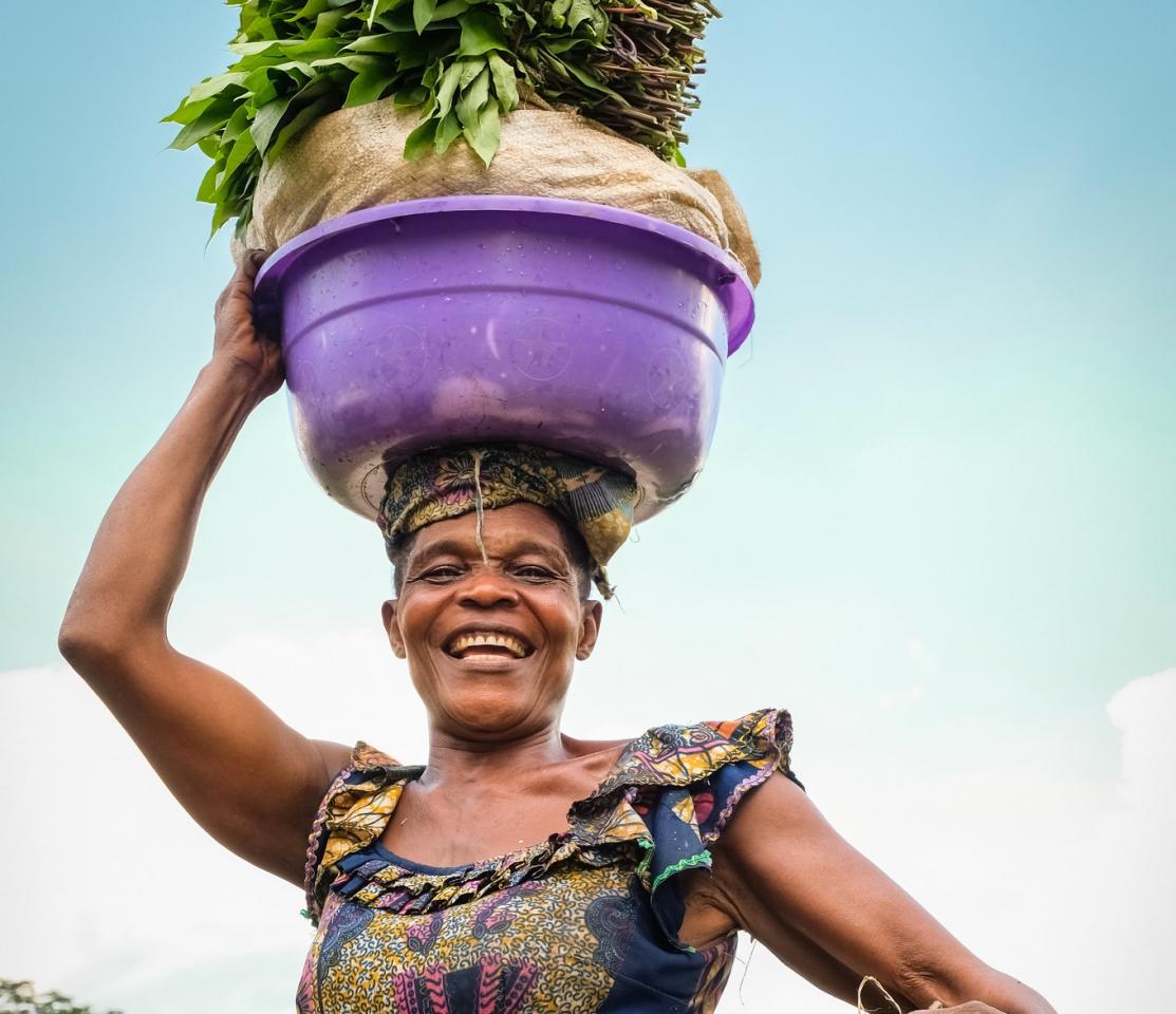 A women in DRC carrying vegetables by Axel Fassio/CIFOR, licensed under creative commons.