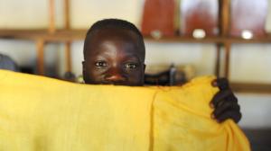 Photo taken in DRC by Julien Harneis CC BY-SA 2.0 - child holding a yellow sheet 