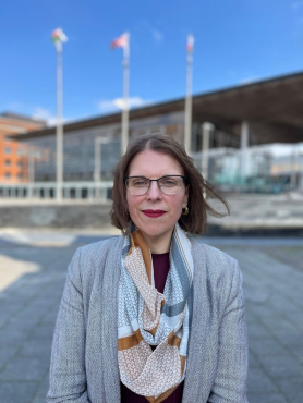 Dr Donna Smith outside the Welsh Parliament/Senedd Cymru