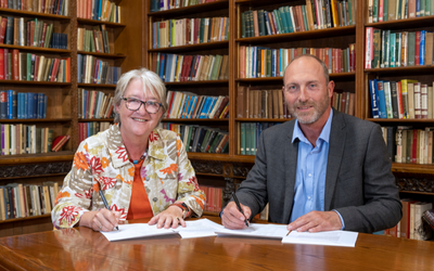 Susan Stewart and Roddy Henry signing the Memorandum of Understanding
