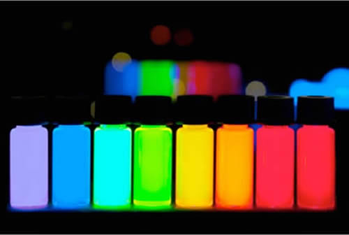 Vials containing quantum dots: fluorescent nanoparticles of semiconducting material